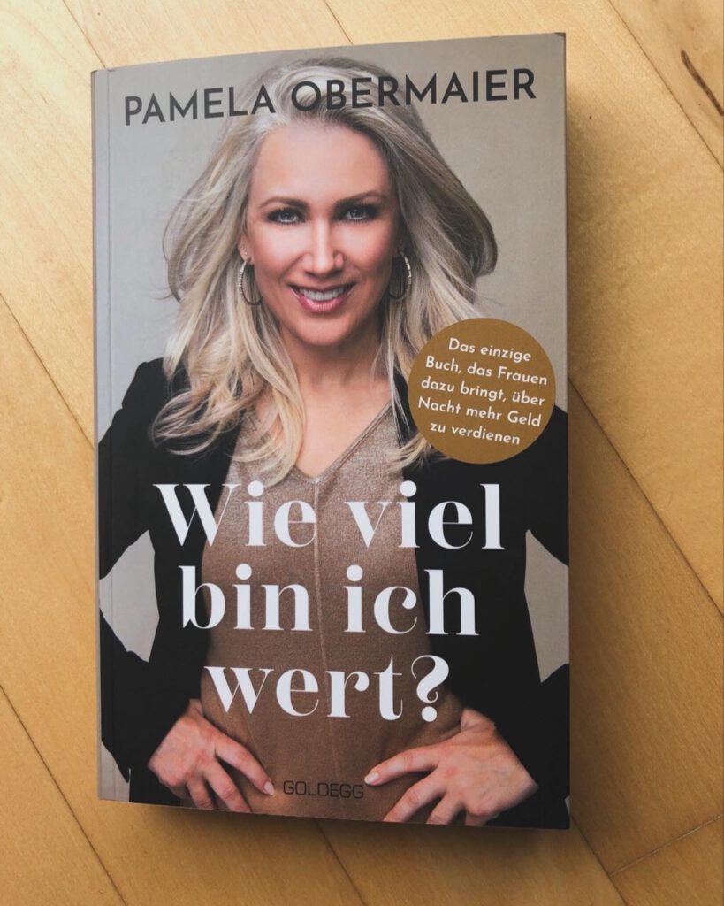 Wie viel bin ich wert? - Das einzige Buch, das Frauen dazu bringt, über Nacht mehr Geld zu verdienen von Pamela Obermaier - Buch-Cover mit dem Konterfei der Autorin